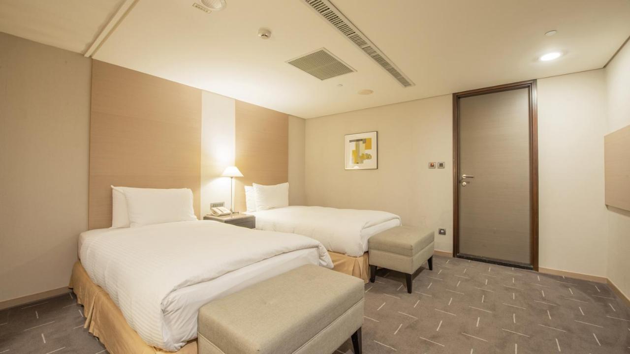Check Inn Select Taichung Dadun Exterior photo