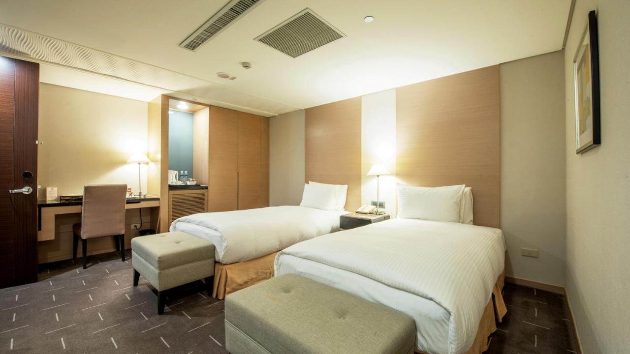 Check Inn Select Taichung Dadun Exterior photo
